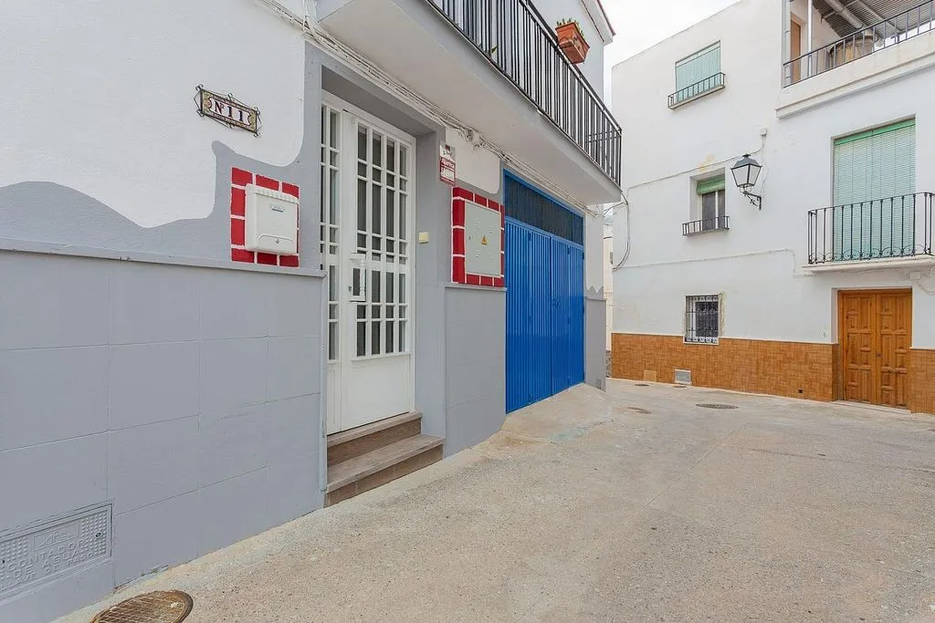 Extérieur - Three-Bedroom House with Terrace in Ítrabo