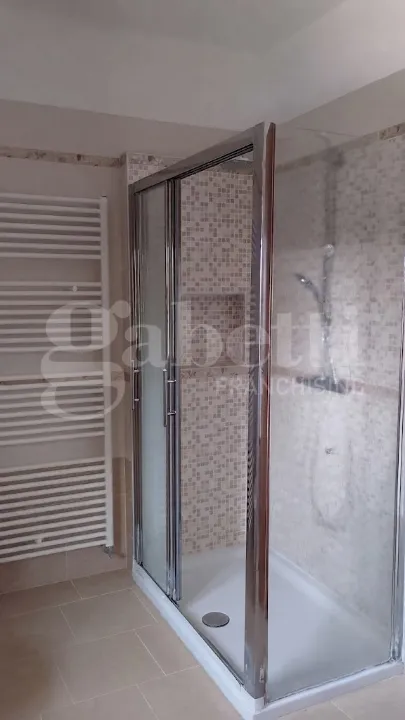 Bathrooms - Modernised Apartment with Garden in Ceregnano