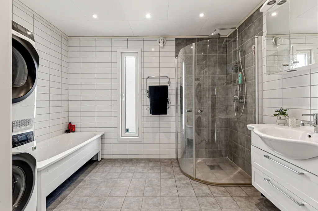 Salles de bain - Corner Plot Villa with Glassed Veranda in Herrestad