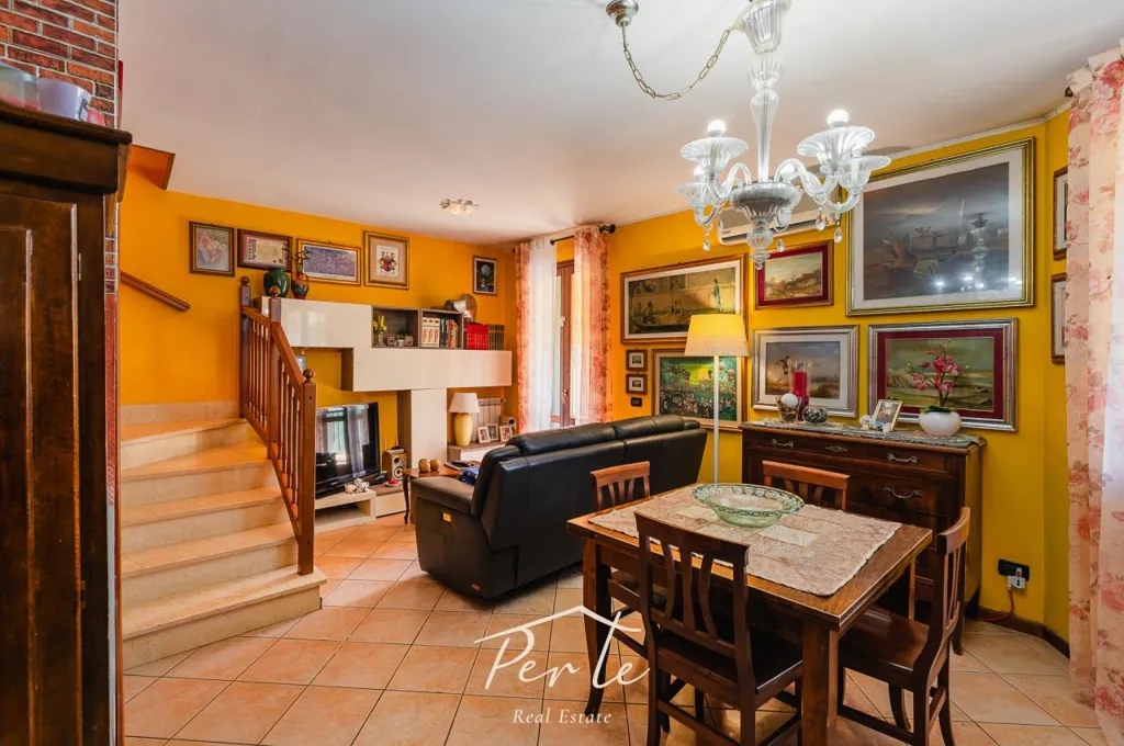 Salle à manger - Duplex with Garden and Pool in Borgo Mantovano