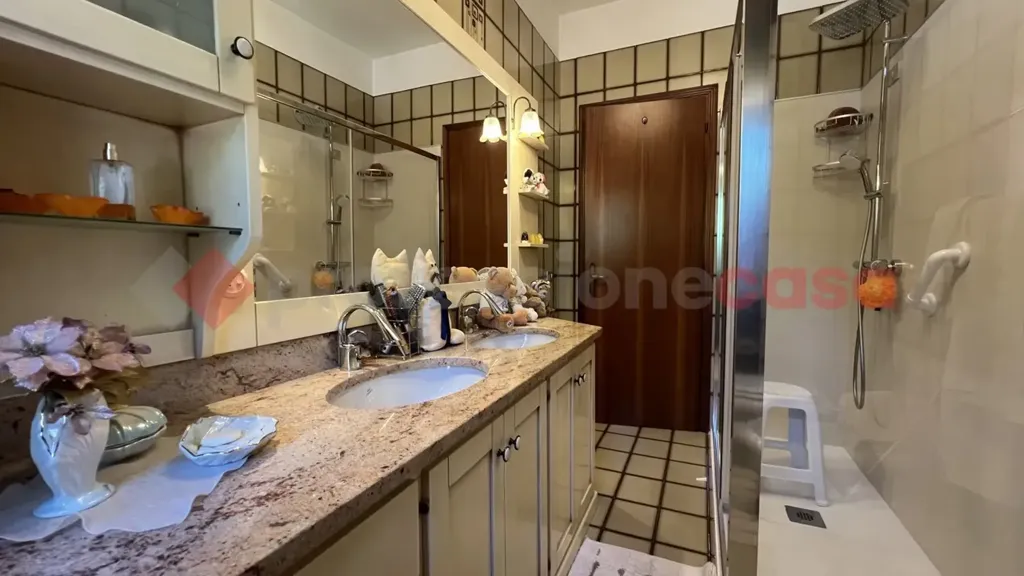 Salles de bain - Quadruplex with Balcony in Isola Rizza