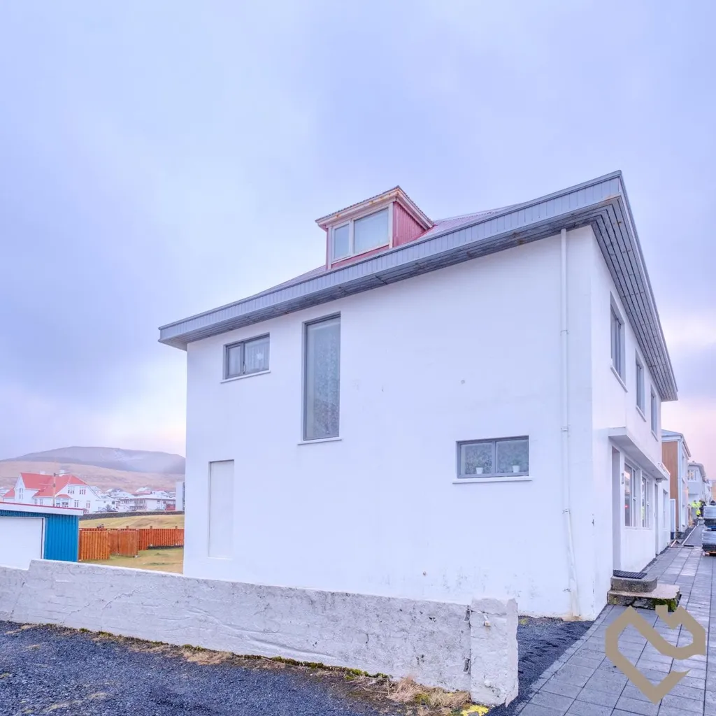 Välivaade - Stein House with Sea View in Vestmannaeyjar