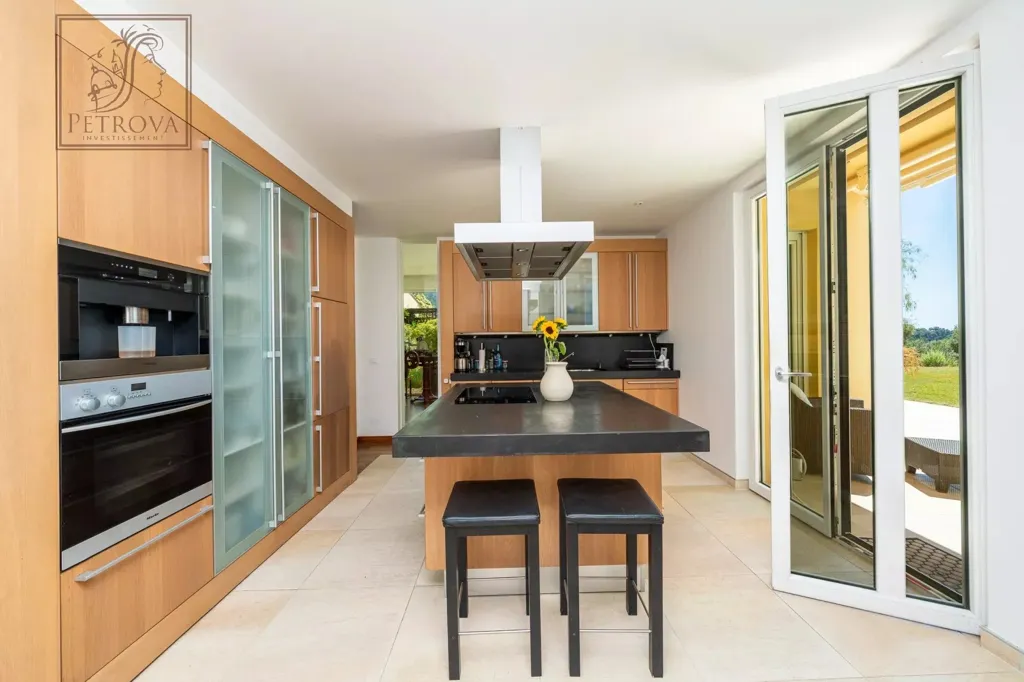 Köök - Villa with Sea View in Prestigious Menton