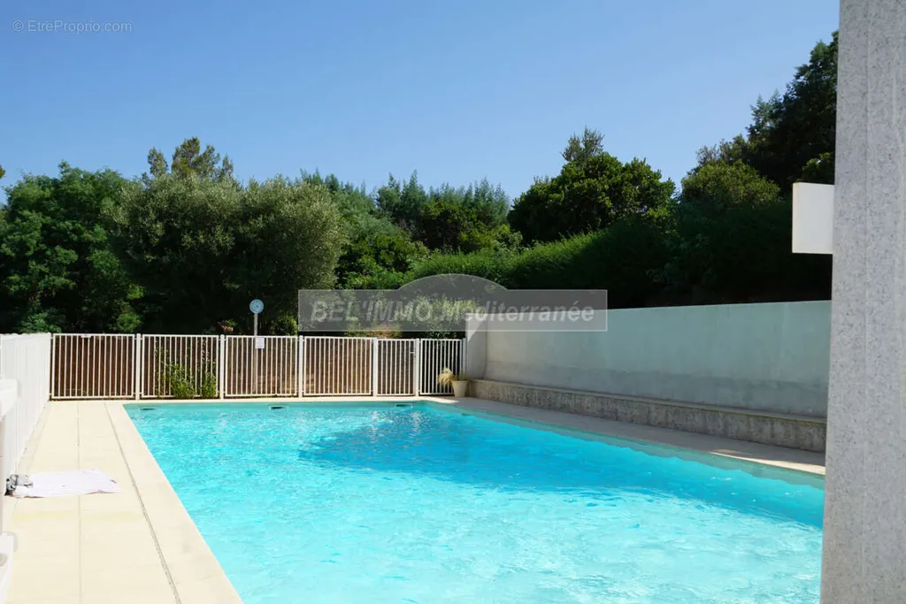 Bassein - Garden-Level Apartment with Parking in Cavalaire