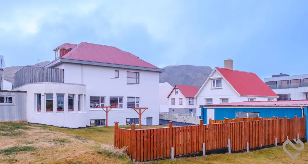 Välivaade - Stein House with Sea View in Vestmannaeyjar