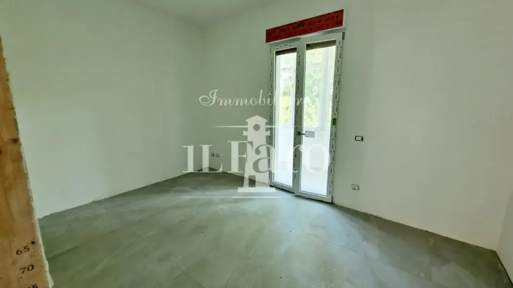 Pièces - Rear-Accessed Flats with Balcony in Signa