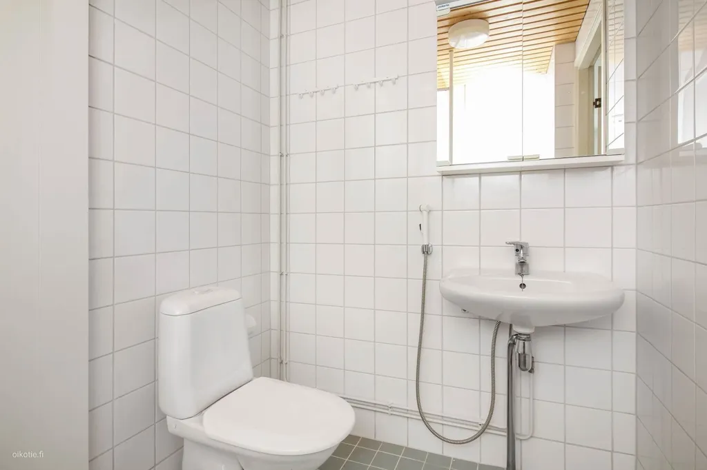 Salles de bain - Two-Room Apartment with West-Facing Balcony in Vantaa