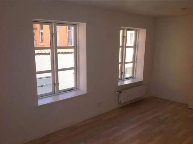 Pièces - Charming 3-Bed Flat with Garden Access in Aabenraa