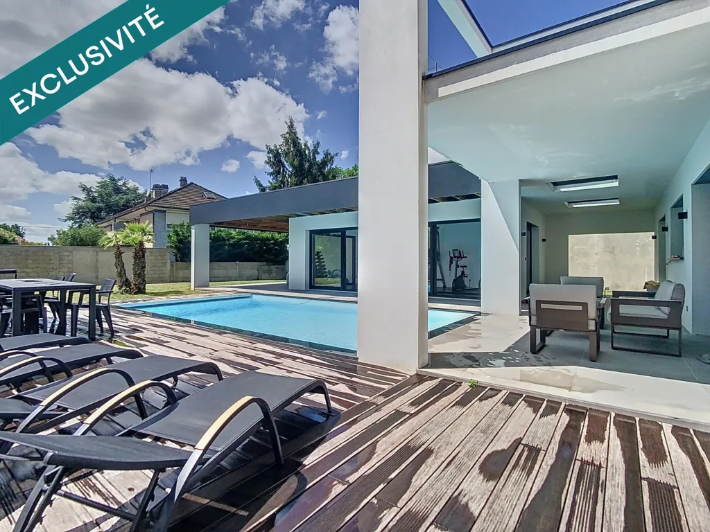 Piscine - Maison Contemporaine avec Piscine près du Centre