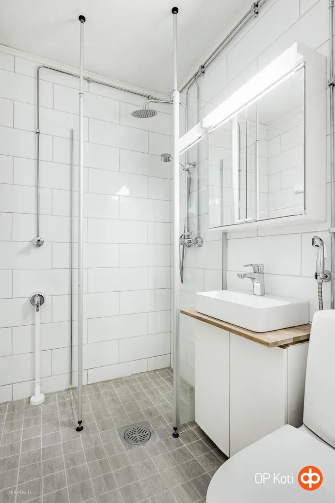 Salles de bain - Modernised Apartment with Balcony in Kaukovainio