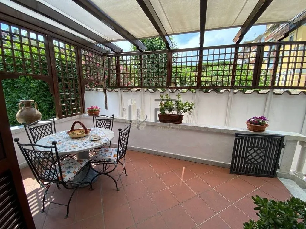 Terrazza - Villa con giardino privato a Marina di Carrara