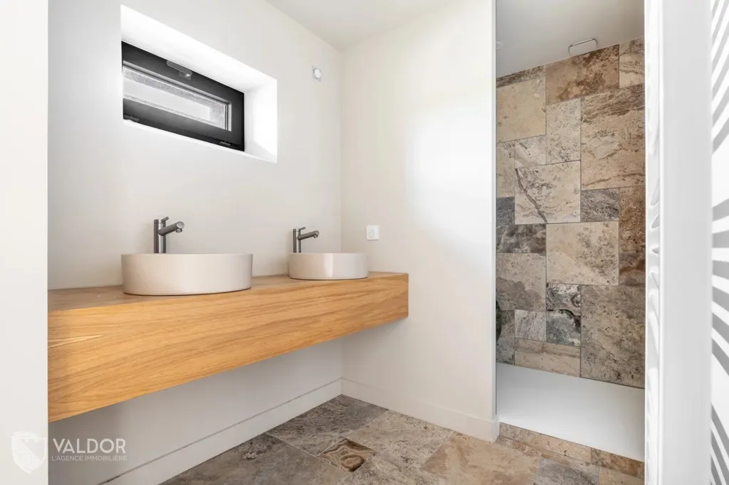 Salles de bain - Maison Rénovée avec Jardin à Blacé