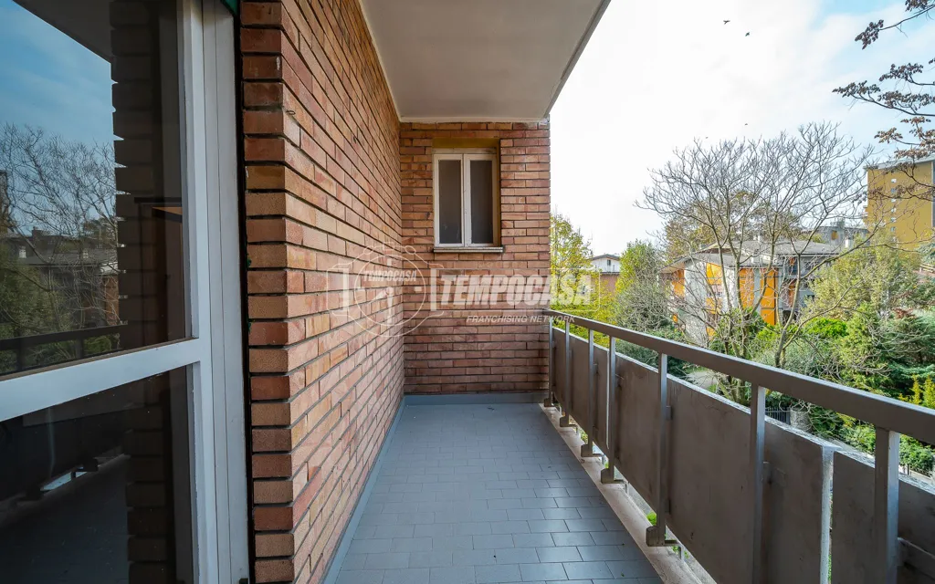 Rõdu - Two-Bedroom Apartment with Balconies in Modena