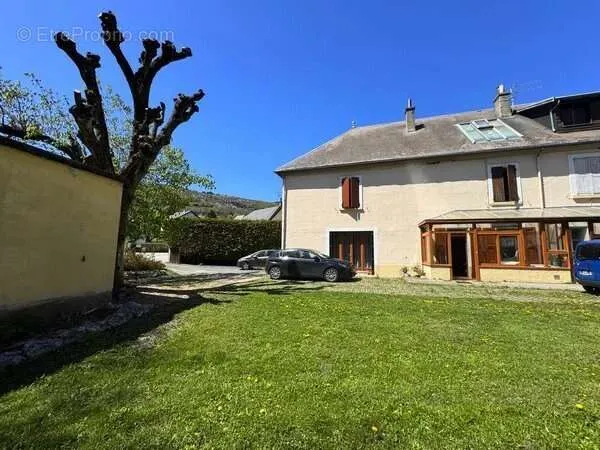 Aed - Terraced House with Garden in Pierre-Chatel