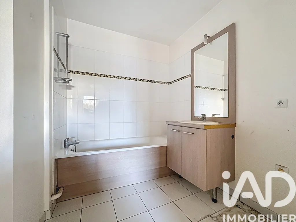 Bathrooms - Apartment with Parking in Le Blanc-Mesnil Centre