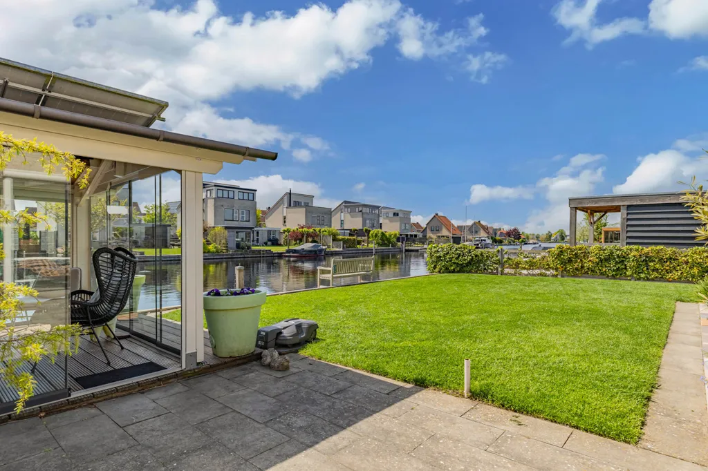 Terrasse - Villa with Private Dock in Lemmer