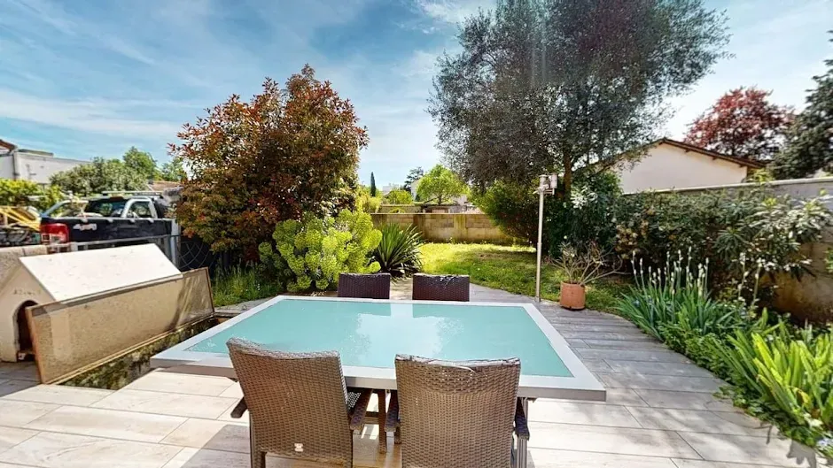 Jardin - Maison Rénovée avec Garage à Vaulx-en-Velin