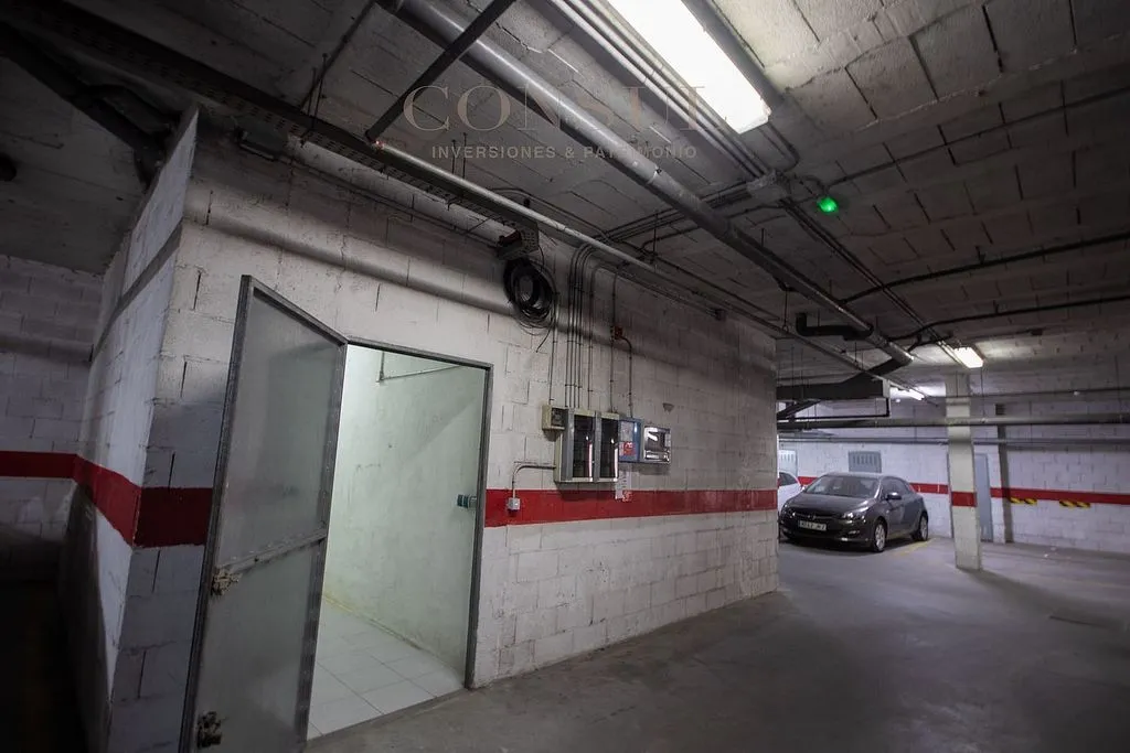 Garage - 3-Bedroom Apartment with Balcony in La Banda
