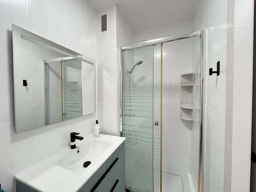 Bathrooms - Flat with Terrace and Balcony in Amposta