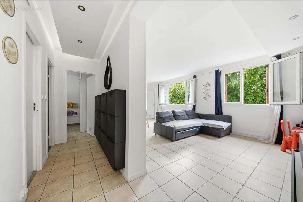 Séjour - Appartement Traversant avec Cave à Thiais