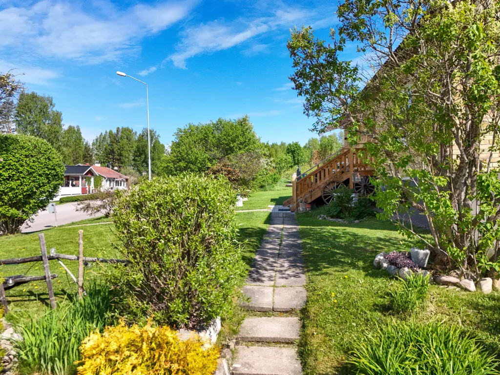 Jardin - Corner Villa with Water View in Alfta