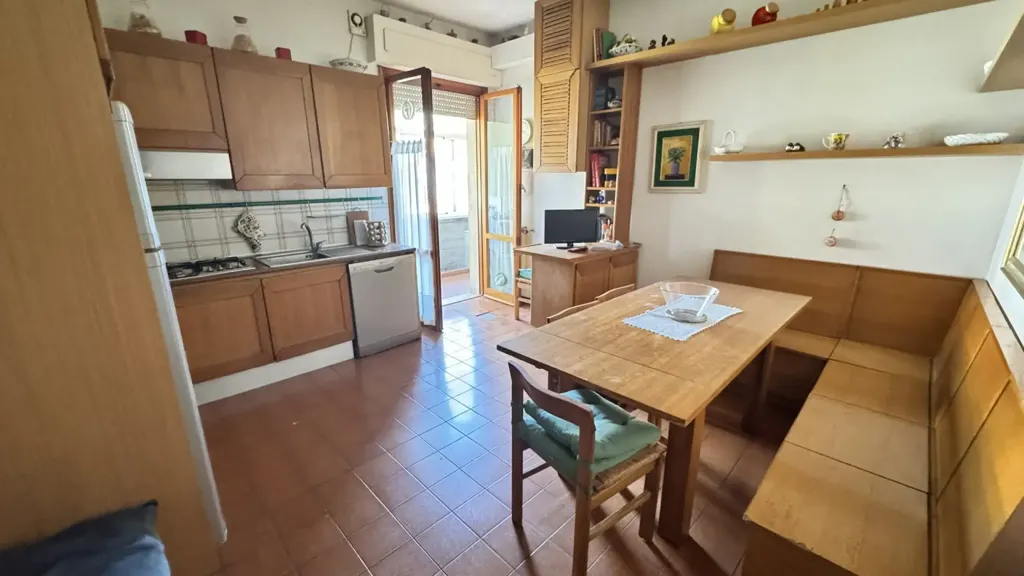 Sala da pranzo - Five-Bedroom Apartment with Garage in Prato