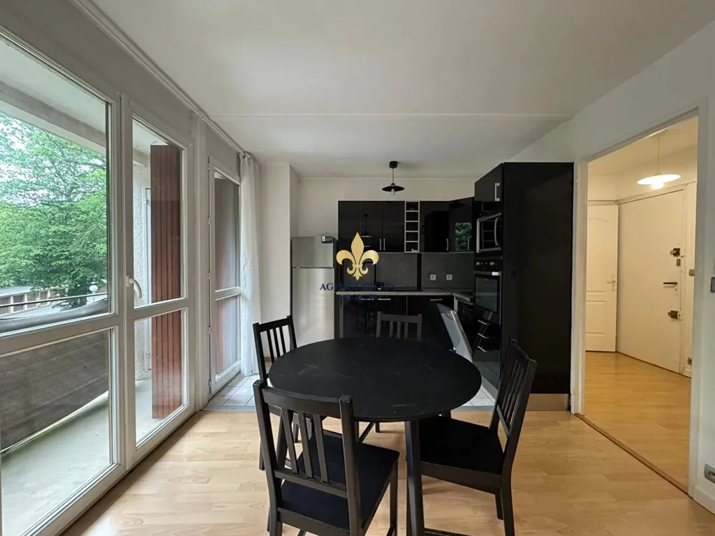 Salle à manger - Appartement 3 Pièces avec Balcon à Chantilly