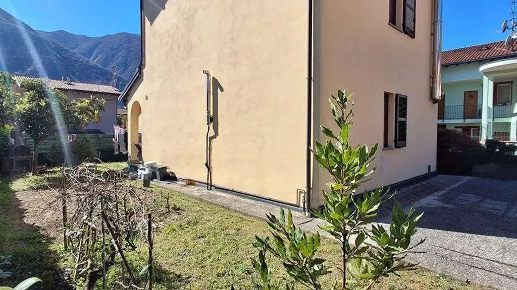 Jardin - Villa with Private Garden in Porlezza