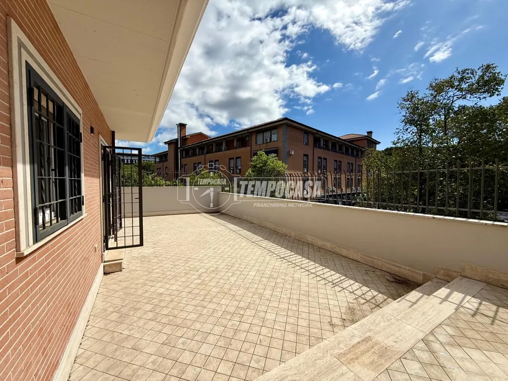 Terrass - Modernised Bilocale with Terrace in Rome