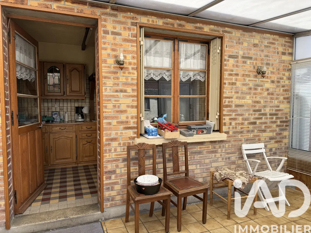 Terrasse - Maison Charmante avec Jardin à Tergnier