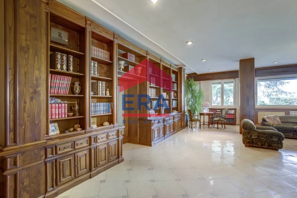 Bureau - Villa with 4.5-Hectare Park in Ardea
