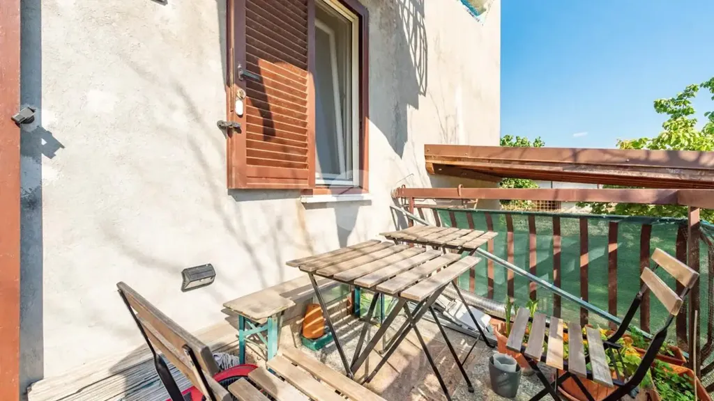 Rõdu - Rusticated Triplex with Balcony in Frascati