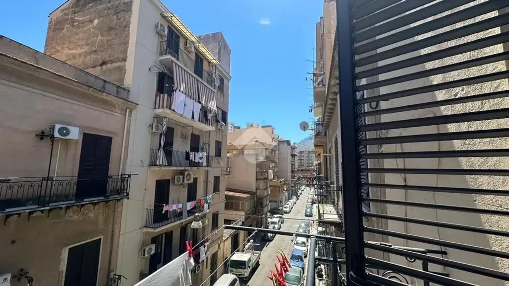 Balcony - Rustic Apartment with Balcony in Palermo