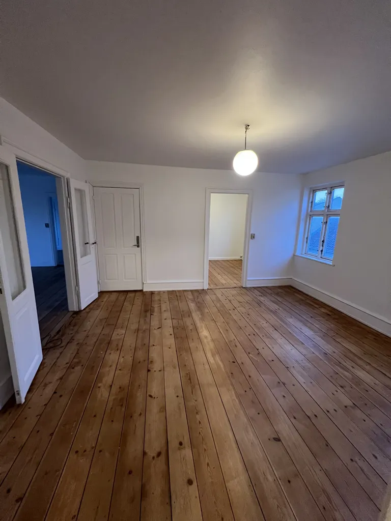 Rooms - 5-Bedroom City Centre Flat with Balcony