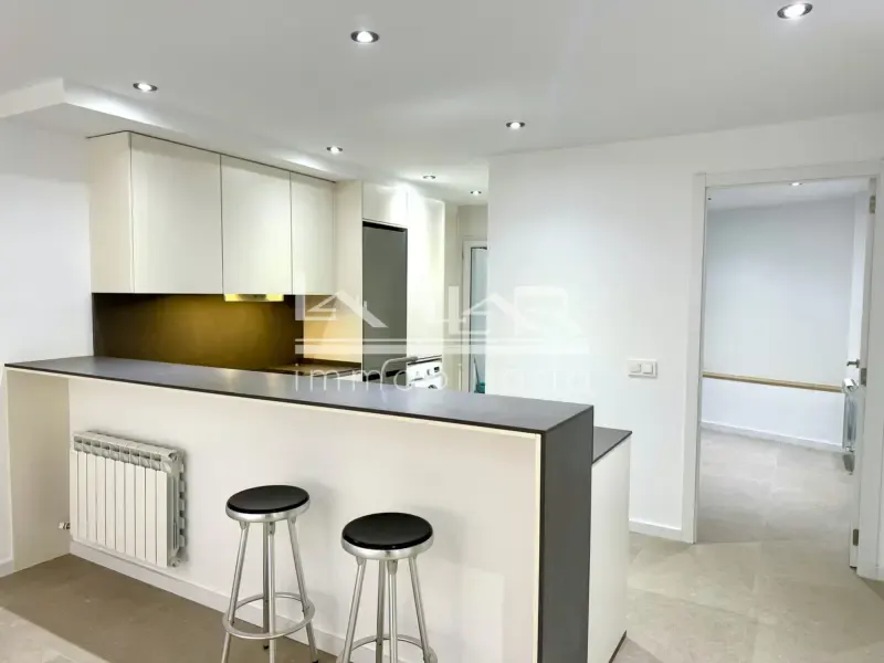 Cuisine - Modern Flat with Balcony in Vic Centre