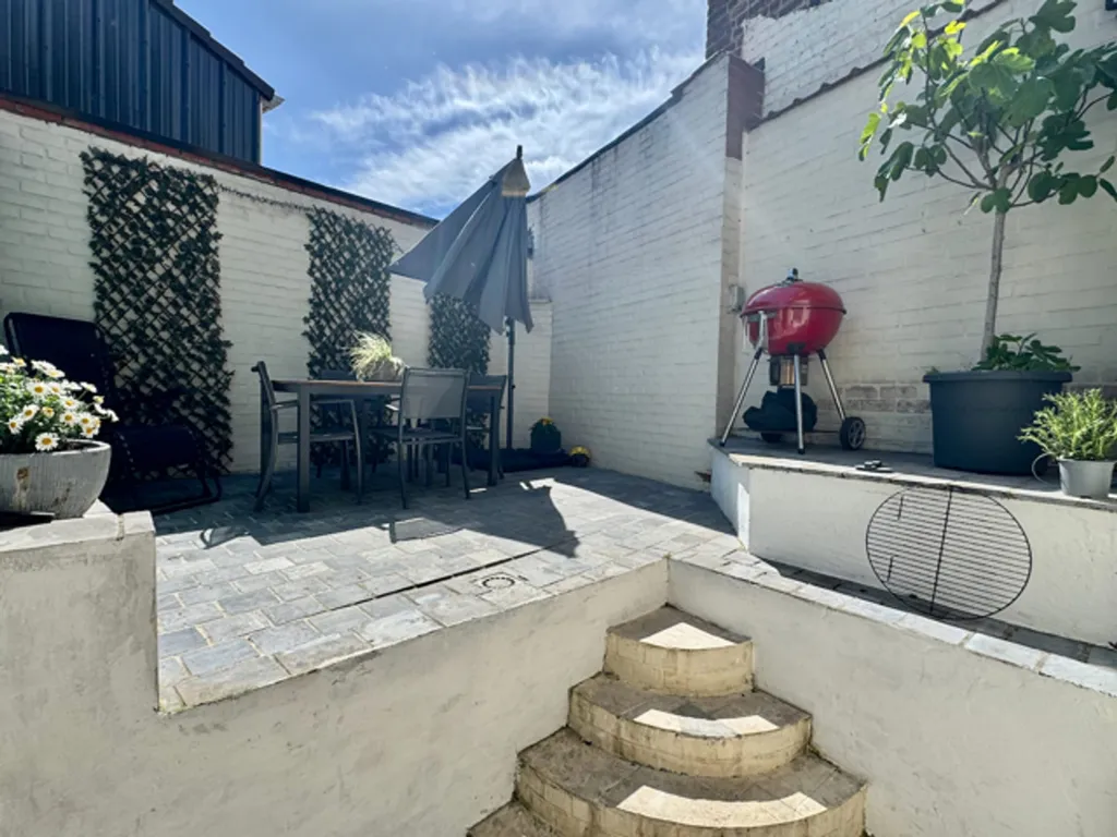 Aed - Corner House with Terrace in Haaltert
