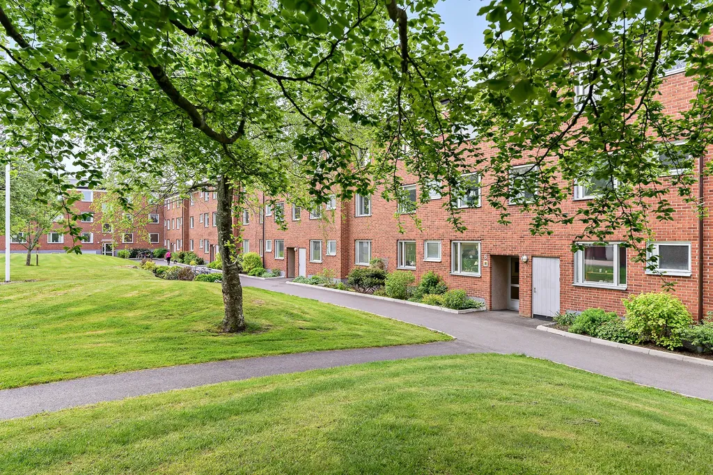 Aed - Spacious 2-Bedroom Apartment with Balcony in Kungsbacka