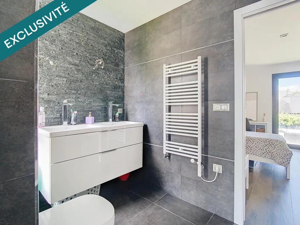 Salles de bain - Maison Contemporaine avec Piscine près du Centre