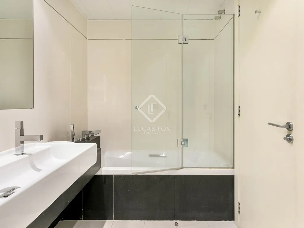 Bathrooms - Contemporary Apartment with Sea Views in Diagonal Mar