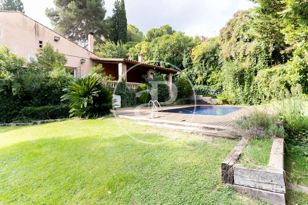 Piscina - Luxury Villa with Pool in Bellaterra, Catalonia