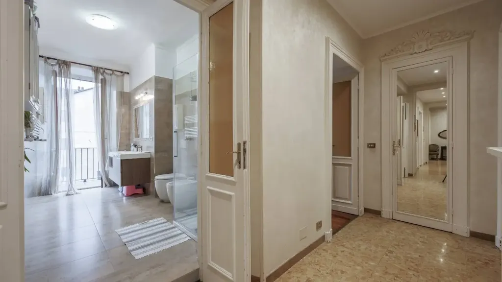 Entrée - Period Apartment with Balcony in Turin
