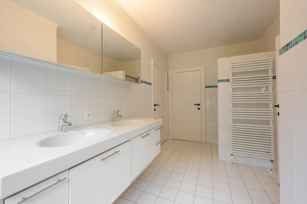 Salles de bain - Villa Rénovée avec Jardin à Turnhout