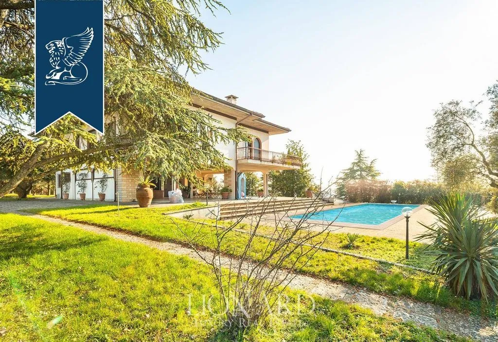 Piscine - Luxury Villa with Pool and Park in Verona