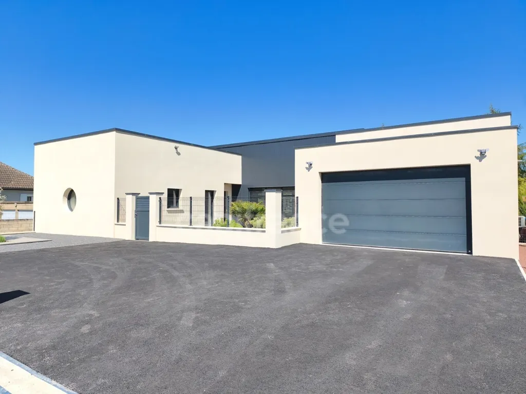Extérieur - Maison Contemporaine avec Terrasse dans un Environnement Calme