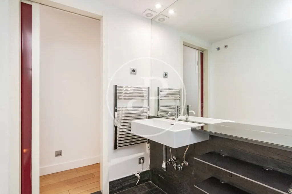 Bathrooms - Modern Apartment with Balcony Views in Madrid Centre