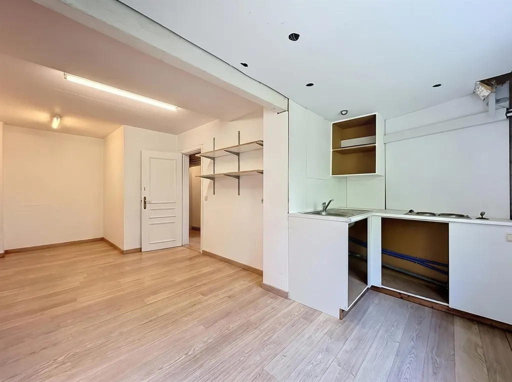 Cucina - Mixed-Use Building with Retail Space in Vrasene