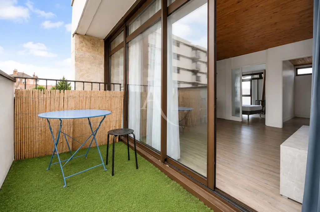 Rõdu - Meubled Flat with Balcony in Nanterre