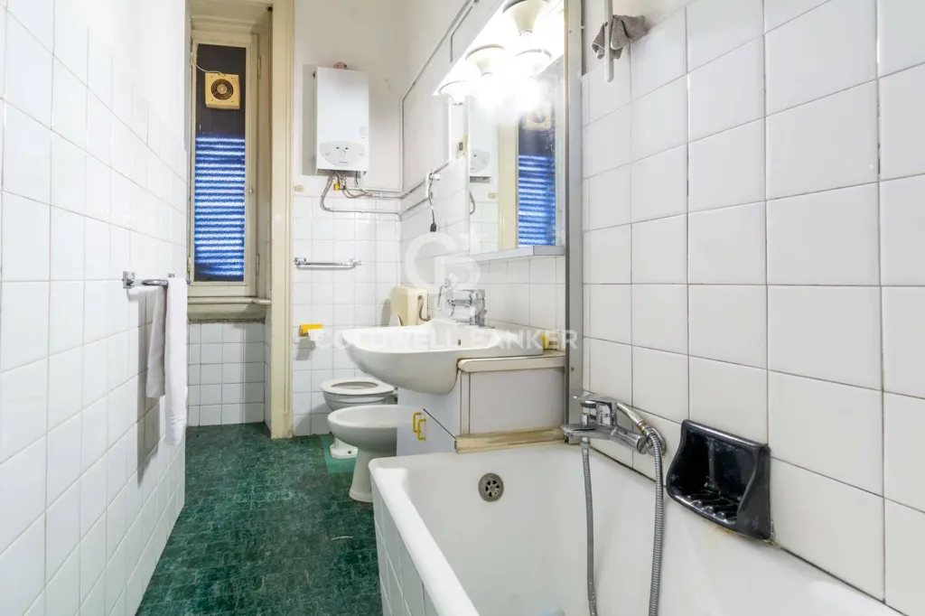 Bathrooms - Luxury Apartment with Piazza View in Milan