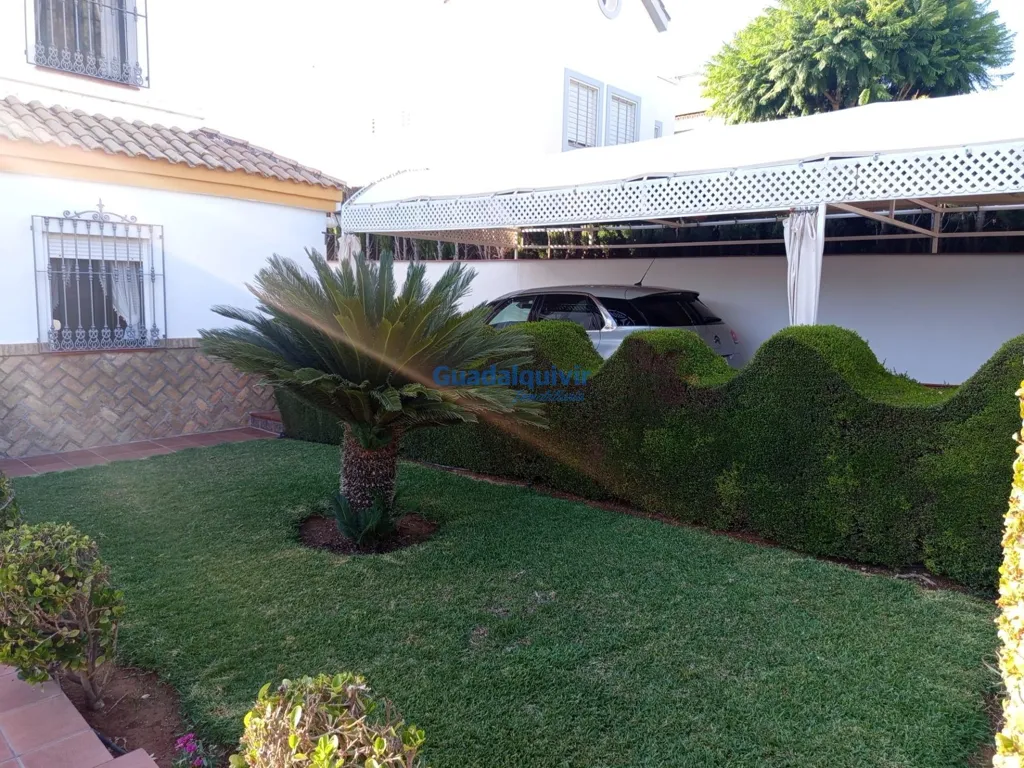 Garden - Independent Chalet with Pool in Cerros de Montequinto