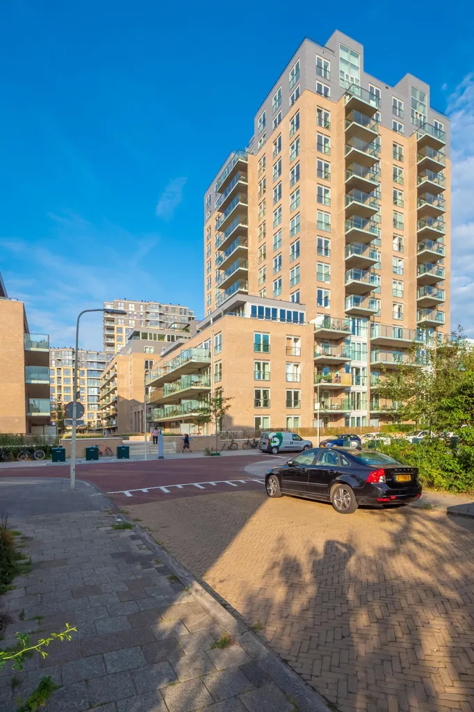 Exterior - Three-Bedroom Apartment with Balcony in Den Haag